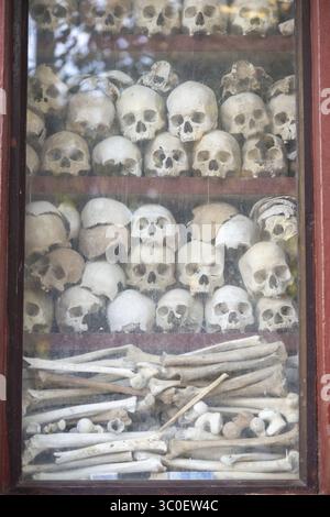Santuario con teschio umano, memoriale delle vittime del regime degli khmer rossi, Wat Thmei, Siem Reap, Cambogia Foto Stock