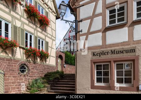 WEIL DER STADT, Baden-Württemberg, Germania 09-13-2024. Il museo di Kepler e i vicoli stretti del centro rivelano angoli incantevoli e case storiche di fachwerk Foto Stock