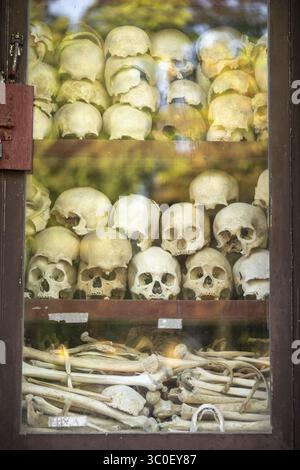 Santuario con teschio umano, memoriale delle vittime del regime degli khmer rossi, Wat Thmei, Siem Reap, Cambogia Foto Stock