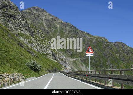 Strada del passo di montagna nord dal passo del col de l'Iseran alla vetta della Val d'Isere Val-d'isere, sulla destra cartello segnaletico Rockfall per 2 km Foto Stock
