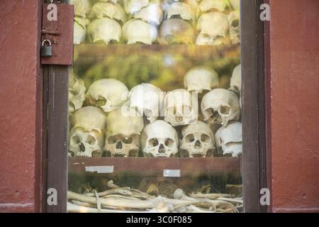 Santuario con teschio umano, memoriale delle vittime del regime degli khmer rossi, Wat Thmei, Siem Reap, Cambogia Foto Stock