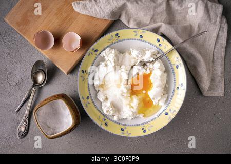 Il processo di preparazione della cheesecake a casa Foto Stock