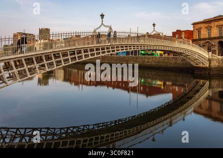 Il famoso Ha'penny Bridge del XIX secolo, attraversato il fiume Liffey, Wellington Quay, Dublino. Foto Stock