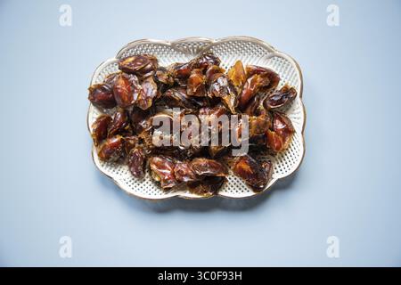 Date in una ciotola per eid mubarak Foto Stock