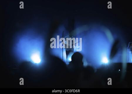 Cantante silhouette in palco luci concerto dal vivo Foto Stock