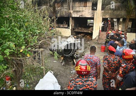 Dacca, Bangladesh. 21 luglio 2025. I vigili del fuoco lavorano nel sito dell'incidente a Dacca, Bangladesh, il 21 luglio 2025. Almeno 19 persone, per lo più studenti, sono state uccise mentre un aereo da addestramento della Bangladesh Air Force si è schiantato nel campus di un college qui lunedì. Una dichiarazione del governo ha affermato che oltre 100 persone sono rimaste ferite nell'incidente. Molti dei feriti sono in condizioni critiche. L'Inter Service Public Relations (ISPR) dell'esercito del Bangladesh ha detto che l'aereo da addestramento si è schiantato intorno alle 13:30 ora locale. Crediti: Habibur Rahman/Xinhua/Alamy Live News Foto Stock