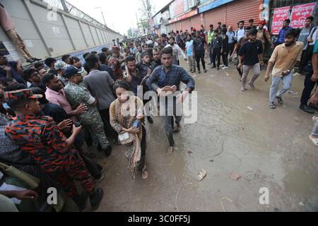 Dacca, Bangladesh. 21 luglio 2025. Persone trasportano i feriti per essere curati a Dacca, Bangladesh, il 21 luglio 2025. Almeno 19 persone, per lo più studenti, sono state uccise mentre un aereo da addestramento della Bangladesh Air Force si è schiantato nel campus di un college qui lunedì. Una dichiarazione del governo ha affermato che oltre 100 persone sono rimaste ferite nell'incidente. Molti dei feriti sono in condizioni critiche. L'Inter Service Public Relations (ISPR) dell'esercito del Bangladesh ha detto che l'aereo da addestramento si è schiantato intorno alle 13:30 ora locale. Crediti: Habibur Rahman/Xinhua/Alamy Live News Foto Stock