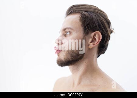 Vista del profilo di una persona barba che guarda avanti su uno sfondo bianco Foto Stock