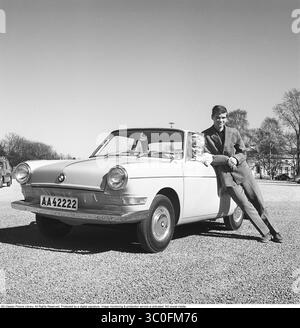 Negli anni '1960 La donna vestita alla moda nella sua auto, una BMW in una giornata di sole primaverili. È l'attrice Christina Schollin fuori dal Sjöhistoriska museet di Stoccolma. Suo marito Hans Wahlgren è appoggiato contro l'auto. Svezia 1962. Kristoffersson rif. CT84-2 Foto Stock