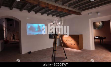 Dettaglio dell'interno del Museo Fellini dedicato allo sceneggiatore e regista italiano Federico Fellini. Rimini, Emilia Romagna, Italia Foto Stock
