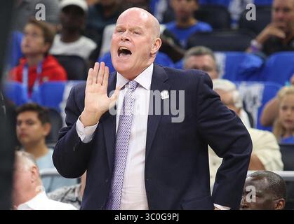 17 ottobre 2018 - Orlando, FL, USA - il 17 ottobre 2018, l'allenatore degli Orlando Magic Steve Clifford durante il primo tempo contro i Miami Heat all'Amway Center di Orlando, in Florida. Sabato 17 novembre 2018, i Magic hanno trovato il loro match contro i Los Angeles Lakers in un trionfo del 130-117. (Immagine di credito: © Stephen M. Dowell/Orlando Sentinel/TNS via ZUMA Wire) Foto Stock