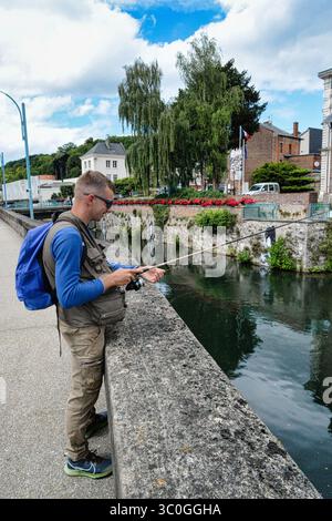Pont-Audemer, la Venise normande : pêcheur sur la Risle Foto Stock