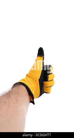 Mano con i guanti gialli che solleva i pollici Foto Stock