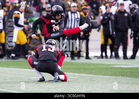 18 novembre 2018: Il kicker degli Ottawa Redblacks Lewis Ward (10) lancia un Field goal durante il primo tempo della finale della CFL Eastern Division tra gli Hamilton Tiger-Cats e gli Ottawa Redblacks al TD Place Stadium di Ottawa, Canada. Daniel Lea/CSM(immagine di credito: &Copy; Daniel Lea/CSM tramite cavo ZUMA) Foto Stock