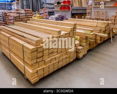 Cuneo, Italia - 21 luglio 2025: Pile di tavole e legname presso il negozio italiano OBI di materiali da costruzione e fai da te Foto Stock