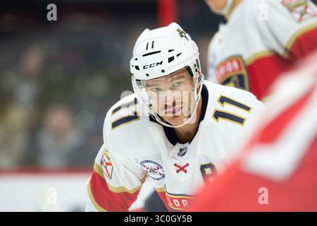 19 novembre 2018: L'ala sinistra dei Florida Panthers Jonathan Huberdeau (11) si prepara per un face-off durante la partita NHL tra i Florida Panthers e gli Ottawa Senators al Canadian Tire Centre di Ottawa, Canada. Daniel Lea/CSM(immagine di credito: &Copy; Daniel Lea/CSM tramite cavo ZUMA) Foto Stock