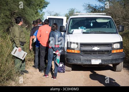 15 novembre 2015 - McAllen, Texas, Stati Uniti d'America - agenti della pattuglia di frontiera degli Stati Uniti arrestano gli stranieri illegali che tentano di attraversare il fiume Rio grande negli Stati Uniti 15 novembre 2018 a McAllen, Texas. (Immagine di credito: © Ozzy Trevino via ZUMA Wire) Foto Stock