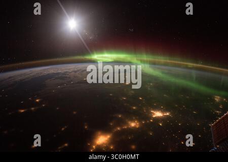 20 gennaio 2016, 08:36 ISS, Low Earth Orbit: L'astronauta della NASA Scott Kelly ha scattato questa maestosa immagine della Terra di notte evidenziando le tonalità verde e rossa di un'aurora. Ha twittato questo messaggio insieme all'immagine "la danza di #aurora. #YearInSpace' (immagine di credito: © Scott Kelly/NASA via ZUMA Wire) Foto Stock