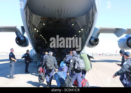 15 novembre 2018 - El Paso, Texas, Stati Uniti d'America - gli ufficiali della dogana e della protezione di frontiera degli Stati Uniti dell'El Paso Field Office salgono a bordo di un aereo C-17 della U.S. Air Force presso l'aeroporto di El Paso per il trasporto in California in preparazione della carovana migrante il 15 novembre 2018 a El Paso, Texas. (Immagine di credito: © Roger Maier via ZUMA Wire) Foto Stock