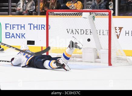 21 novembre 2018; Nashville, TN, il difensore dei St. Louis Blues Alex Pietrangelo (27) si tuffa di fronte al tiro del difensore dei Nashville Predators Ryan Ellis (4) durante il terzo periodo tra i St. Louis Blues e i Nashville Predators alla Bridgestone Arena (credito fotografico obbligatorio: Steve Roberts/CSM) (Credit Image: &Copy; Steve Roberts/Cal Sport Media/CSM via ZUMA Wire) Foto Stock