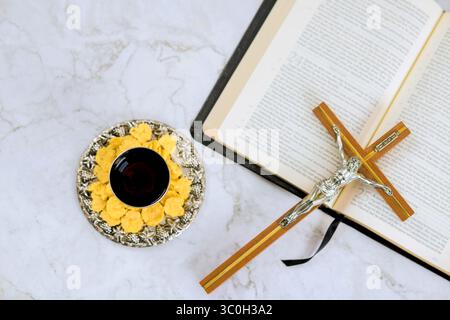 24 aprile 2025 Washington DC US tavolo organizzato per la cerimonia religiosa con pane, vino, crocifisso, una Bibbia aperta su superficie di marmo. Foto Stock