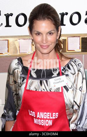 SMG LA1 Cindy Crawford LA Mission 112608 07..LOS ANGELES, CA - NOVEMBRE 26: Rande Gerber e Cindy Crawford partecipano alla missione di Los Angeles e al pasto del Ringraziamento per i senzatetto del Centro Anne Douglas il 26 novembre 2008 a Los Angeles, California..... Persone: Cindy Crawford (immagine di credito: © SMG via ZUMA Wire) Foto Stock