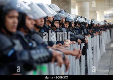 22 novembre 2018 - Tijuana, Messico - gli agenti di polizia federali messicani in equipaggiamento antisommossa stanno in fila mentre un grande gruppo di migranti centroamericani si riuniscono nelle vicinanze dopo aver marciato da un rifugio in un'area vicino al confine USA - messicano per presentare domanda di asilo negli Stati Uniti a Tijuana, Messico giovedì. (Immagine di credito: © Hayne Palmour IV/San Diego Union-Tribune via ZUMA Wire) Foto Stock