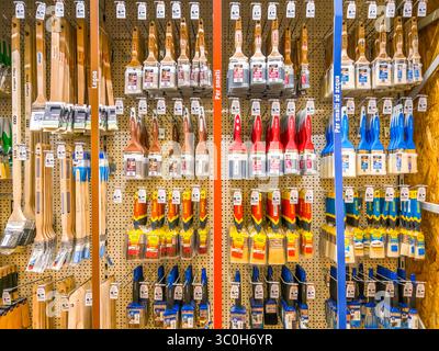 Cuneo, Italia - 21 luglio 2025: Pennelli di vari tipi e colori esposti sullo scaffale in vendita in Italia materiali da costruzione e negozio fai da te OBI Foto Stock