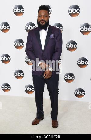 Beverly Hills, Stati Uniti. 21 luglio 2025. L'attore Malcolm-Jamal Warner, 54 di "The Cosby Show" è morto il 21 luglio 2025 in Costa Rica per annegamento durante una vacanza in famiglia.------------------------------------------------------------------------------- 6 agosto 2017 Beverly Hills, CA Malcolm-Jamal Warner arrivo al Disney ABC TCA Summer Press Tour tenutosi al Beverly Hilton Hotel. © OConnor/AFF-USA.com credito: AFF/Alamy Live News Foto Stock