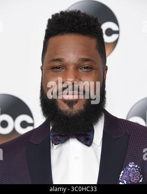 Beverly Hills, Stati Uniti. 21 luglio 2025. L'attore Malcolm-Jamal Warner, 54 di "The Cosby Show" è morto il 21 luglio 2025 in Costa Rica per annegamento durante una vacanza in famiglia.------------------------------------------------------------------------------- 6 agosto 2017 Beverly Hills, CA Malcolm-Jamal Warner arrivo al Disney ABC TCA Summer Press Tour tenutosi al Beverly Hilton Hotel. © OConnor/AFF-USA.com credito: AFF/Alamy Live News Foto Stock
