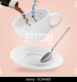 Preparazione del caffè istantaneo. Combinazione di granuli da bustina e acqua in tazza su sfondo rosa Foto Stock