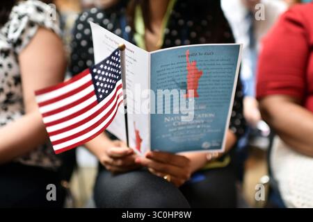 26 novembre 2018 - New York City, NY, USA - una nueva pÃ¡gina titulada ''CÃ³mo Comprender Nuestros Datos'' enseÃ±a los inmigrantes cÃ³mo navegar el complejo mundo de las leyes de inmigraciÃ³n en Estados Unidos. (Immagine di credito: © TNS via cavo ZUMA) Foto Stock