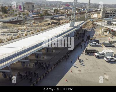 25 novembre 2018 - San Ysidro, CA, Stati Uniti d'America - U.S. Customs and Border Patrol ha chiuso il passaggio di San Ysidro dopo che i membri della carovana migrante hanno tentato di attraversare illegalmente il 25 novembre 2018 a San Ysidro, California. (Immagine di credito: © mani Albrecht via ZUMA Wire) Foto Stock