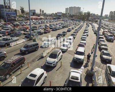 26 novembre 2018 - San Ysidro, CA, Stati Uniti d'America - i veicoli si allineano al confine con gli Stati Uniti dal Messico mentre la dogana e la pattuglia di frontiera lo hanno chiuso al valico di San Ysidro dopo che i membri della carovana migrante hanno tentato di attraversare illegalmente il 26 novembre 2018 a San Ysidro, California. (Immagine di credito: © mani Albrecht via ZUMA Wire) Foto Stock