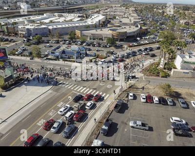 26 novembre 2018 - San Ysidro, CA, Stati Uniti d'America - i membri della carovana migrante marciano verso il valico di frontiera di San Ysidro mentre tentavano di attraversare illegalmente gli Stati Uniti il 26 novembre 2018 a San Ysidro, California. Gli agenti di frontiera hanno chiuso il passaggio e hanno risposto con gas lacrimogeni per disperdere il gruppo. (Immagine di credito: © mani Albrecht via ZUMA Wire) Foto Stock