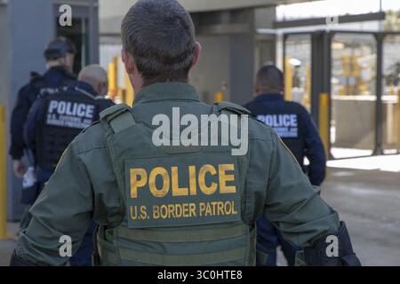 26 novembre 2018 - San Ysidro, CA, Stati Uniti d'America - agenti della dogana e della pattuglia di frontiera degli Stati Uniti hanno chiuso il confine con gli Stati Uniti dal Messico al valico di San Ysidro dopo che i membri della carovana migrante hanno tentato di attraversare illegalmente il 26 novembre 2018 a San Ysidro, California. (Immagine di credito: © mani Albrecht via ZUMA Wire) Foto Stock
