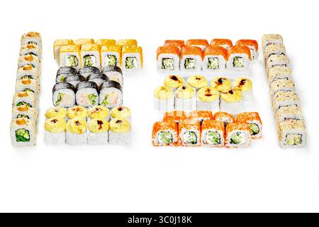 Sushi roll preparati al momento di diversi tipi, creando una disposizione visivamente attraente, perfetto per mostrare varietà di cucina giapponese Foto Stock