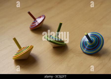 23 luglio 2009 - New York, New York, Stati Uniti - Four Colorful Toy Tops (immagine di credito: © Novo Images/Glasshouse via ZUMA Wire) Foto Stock