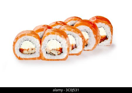 Sushi philadelphia uramaki appena preparato, con salmone, formaggio spalmabile e cetriolo, disposti su un pulito sfondo bianco Foto Stock
