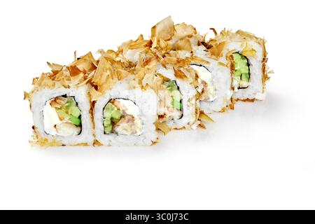 Panini di sushi ricoperti di fiocchi di bonito, ripieni di cetriolo e formaggio spalmabile, creando un piatto giapponese visivamente attraente Foto Stock