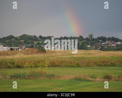 Sheerness, Kent, Regno Unito. 21 luglio 2025. Meteo nel Regno Unito: arcobaleno durante una tempesta a Sheerness, Kent. Crediti: James Bell/Alamy Live News Foto Stock
