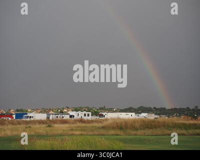 Sheerness, Kent, Regno Unito. 21 luglio 2025. Meteo nel Regno Unito: arcobaleno durante una tempesta a Sheerness, Kent. Crediti: James Bell/Alamy Live News Foto Stock