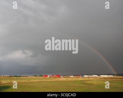 Sheerness, Kent, Regno Unito. 21 luglio 2025. Meteo nel Regno Unito: arcobaleno durante una tempesta a Sheerness, Kent. Crediti: James Bell/Alamy Live News Foto Stock