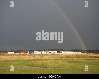 Sheerness, Kent, Regno Unito. 21 luglio 2025. Meteo nel Regno Unito: arcobaleno durante una tempesta a Sheerness, Kent. Crediti: James Bell/Alamy Live News Foto Stock