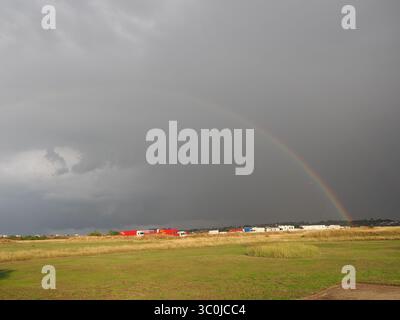 Sheerness, Kent, Regno Unito. 21 luglio 2025. Meteo nel Regno Unito: arcobaleno durante una tempesta a Sheerness, Kent. Crediti: James Bell/Alamy Live News Foto Stock