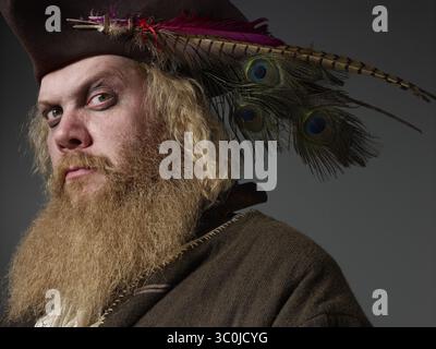 15 agosto 2010 - New York, New York, Stati Uniti - Pirate with Feathers in Cap, Portrait (immagine di credito: © Novo Images/Glasshouse via ZUMA Wire) Foto Stock