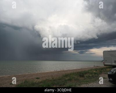 Sheerness, Kent, Regno Unito. 21 luglio 2025. Meteo nel Regno Unito: Nuvole di tempesta a Sheerness, Kent. Crediti: James Bell/Alamy Live News Foto Stock