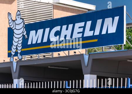 Cuneo, Italia - 21 luglio 2025: Logo Michelin con la mascotte Michelin Bibendum, all'ingresso dello stabilimento italiano di Cuneo Foto Stock