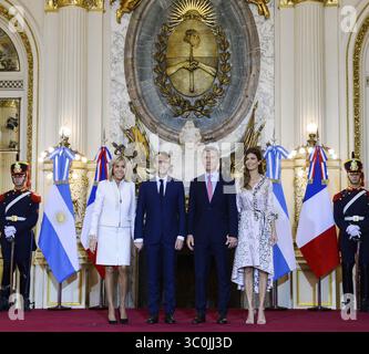 29 novembre 2018 - Buenos Aires, Argentina - il presidente argentino Mauricio Macri, la First Lady Juliana Awada, a destra, sta con il presidente francese Emmanuel Macron e la First Lady Brigitte Macron, a sinistra, alla Casa Rosada il 29 novembre 2018 a Buenos Aires, Argentina. (Immagine di credito: © G20 Argentina via cavo ZUMA) Foto Stock