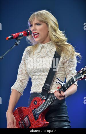 ATLANTA, GA - 18 APRILE: Taylor Swift (nato il 13 dicembre 1989), sette volte vincitore di un Grammy, esegue il RED Tour alla Philips Arena il 18 aprile 2013 ad Atlanta, Georgia..persone: Taylor Swift (Credit Image: © SMG via ZUMA Wire) Foto Stock